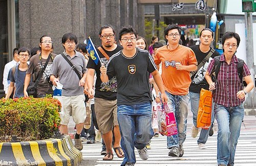 30余名台湾学生假扮游客朝行政机构泼漆抗议强拆