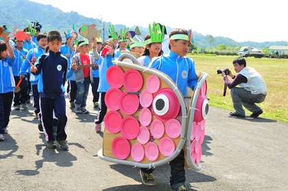 台小学童庆客家“天穿日”用碗扮鲤鱼吸睛（图）