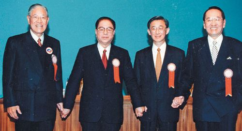 1996年首届台湾地区领导人直接选举，四位候选人李登辉、林洋港、陈履安和彭明敏(由左至右)参加电视政见发表会，出现第一次同台的画面。图片来源：台湾《联合报》