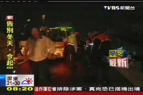 台湾发生5车相撞连环车祸客车翻覆致6人受伤