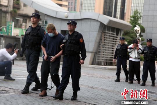 两岸警方合作台湾连环爆裂物案两嫌押解回台（图）