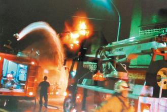 高雄火灾消防车2分钟水就用完求救者被灼伤死亡