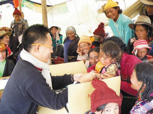 台湾医生连续7年自费为藏民义诊受列队欢迎
