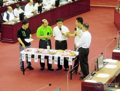 台毒淀粉令民众人心惶惶台北市长被逼公开吃粽子