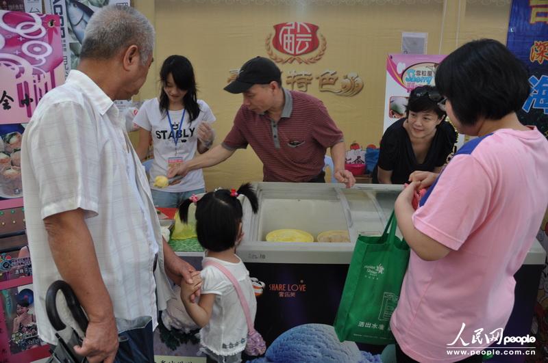 颜老板的展位顾客络绎不绝。（摄影：刘融）