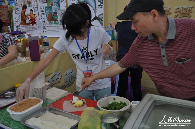 台湾姑娘正在为顾客制作台湾独特的加香菜冰淇淋。（摄影：刘融）