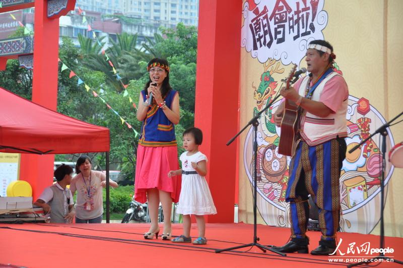 来自台湾高雄市布农族大爱森林艺术团饱含着台湾同胞对大陆同胞的友好情谊，载歌载舞，为庙会带来一场别具台湾特色风情的视听盛宴。（摄影：刘融）