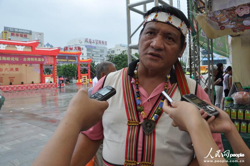 团长邱师义在接受记者采访时表示，之前也来大陆好多次，非常高兴能来到祖国，把台湾布农族文化带来同大陆同胞交流。（摄影：刘融）