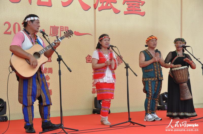 来自台湾高雄市布农族大爱森林艺术团饱含着台湾同胞对大陆同胞的友好情谊，载歌载舞，为庙会带来一场别具台湾特色风情的视听盛宴。（摄影：刘融）