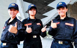 台湾60年来首批女兵登上太平岛服勤（图）
