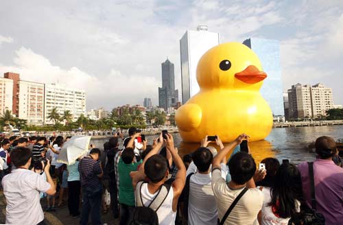 黄色小鸭在台湾人气顶呱呱高雄掀起“赏鸭热”