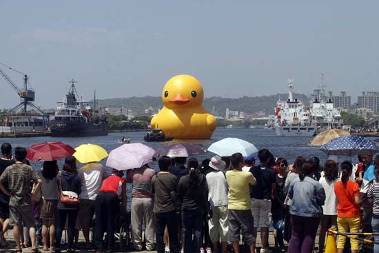 高雄黄色小鸭不畏台风见客（组图）