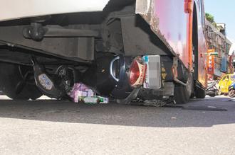 摩托车司机遇车祸被卡公交车下拖数米轻伤（图）