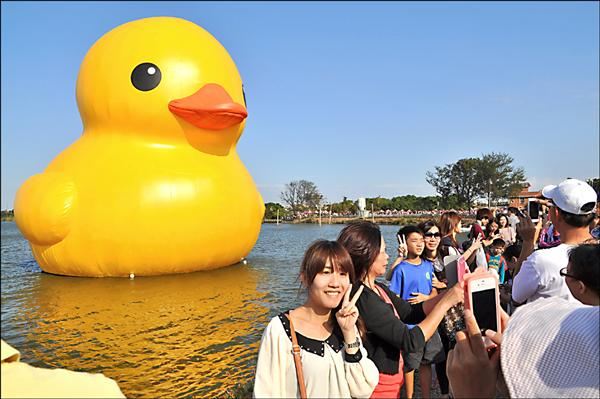 大黄鸭在桃园展出