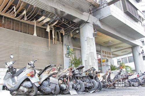 迎娶队伍放鞭炮起火警致17辆摩托车全烧毁（图）