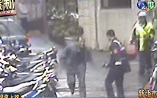 ▲男子在大街上砍傷鄰居，還向警方揮刀，遭警方開槍制伏。（圖／翻攝自華視新聞）