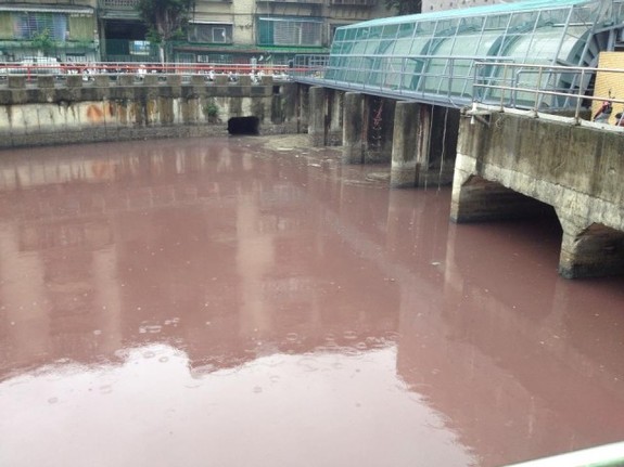台北市基隆河畔劍潭抽水站水池遭染紅。（圖／議員何志偉臉書）
