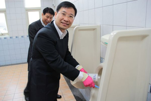 台湾官员刷小便斗响应“清洁周”（图）