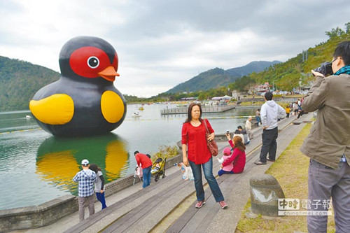花莲巨型红面鸭、年货大街迎宾游客激增（图）