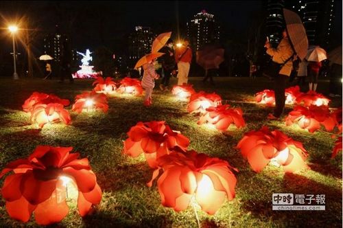 图：台湾中部元宵灯会99朵玫瑰灯吸睛
