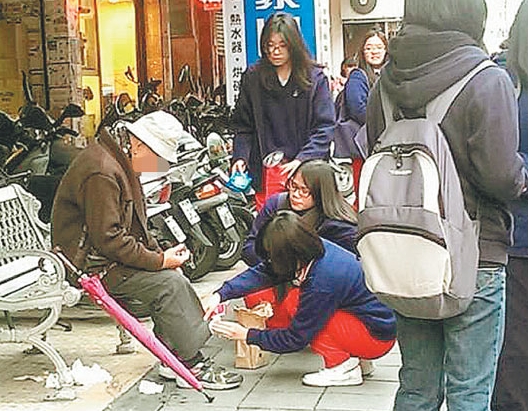 街头,前天傍晚出现一幅让人动容的画面;三位候车的女生,为一名失禁