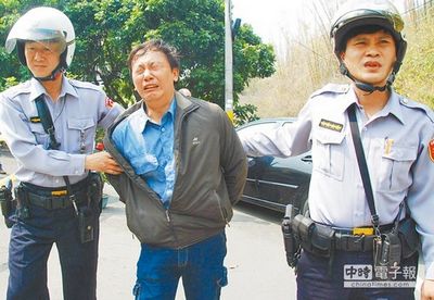 男子醋意大发持铁管打死妻子见警察痛哭失声（图）