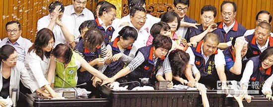 蓝营争服贸协议过关欲硬碰硬台立法机构恐再演大战