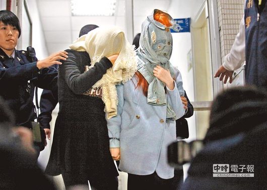 行竊又惡搞住房設備的香港女子邱曉彤（左）、曾麗雲（右），於16日下午8時許押解至新店警分局。（王錦河攝）