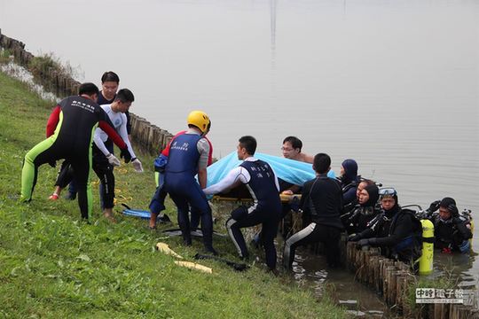 隆恩義消救生分隊17日在百姓公旁的河底找到李男遺體。（謝文瑄攝）