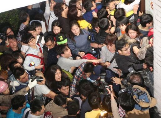學生持續抗議（2） 反黑箱服貿學生18日晚衝入立法院議場，持續到19日早上，在議場青島東路入口時而發生學生與警察推擠情形。中央社記者張新偉攝                 103年3月19日