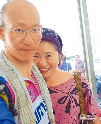 步步追忆台湾男子带亡妻照片40天徒步环岛（图）