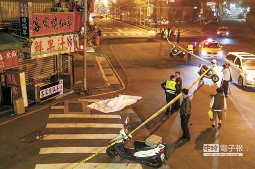 女子自行走到路中央躺地1分钟遭碾毙原因待查