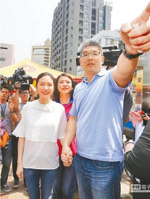 连胜文赢得台北市长初选妻子蔡依珊成“最强吸票机”