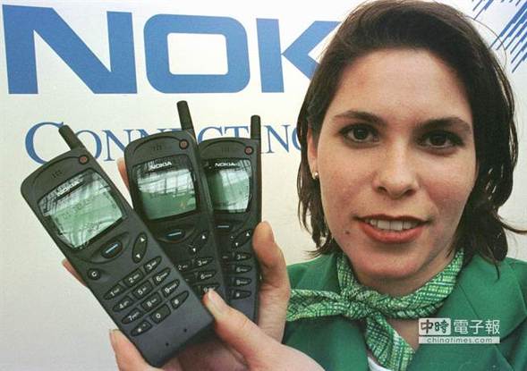 照片裡的手機是1997年的款式，看起來老舊卻在當年為諾基亞創下驚人銷售量，是諾基亞王國最強大時的代表作之一。（美聯社）