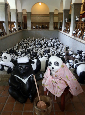 纸熊猫告别台北临行赴温泉博物馆“泡汤”（图）