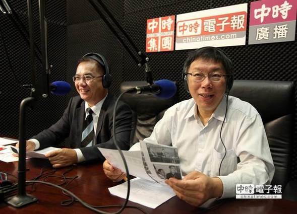 表態參選台北市長的台大醫師柯文哲（右）22日在中時電子報接受中國時報副社長張景為（左）專訪，暢談參選心路歷程。 （王錦河攝）