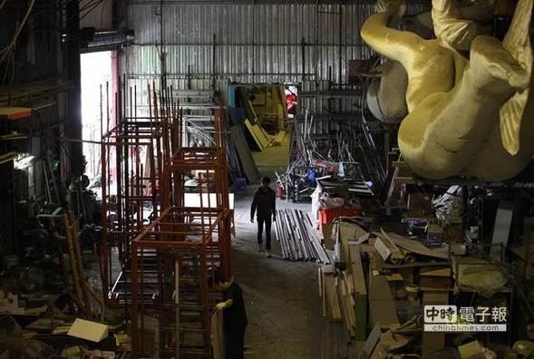 位在八里的風之藝術工作室，由紙風車承租長達14年、廣達450坪的大倉庫堆放紙風車及綠光劇團歷年演出的眾多道具佈景及燈光音響，可謂紙風車藝術工程的幕後秘密基地。（王錦河攝）