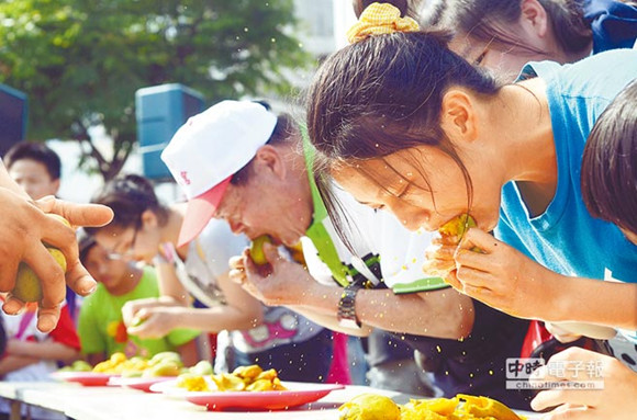 台东民众比赛吃芒果汁液飞溅（图）