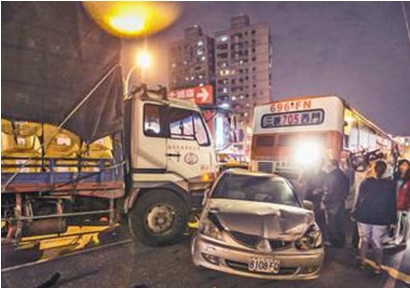 台湾新北大货车煞车失灵导致18辆车连环冲撞（图）