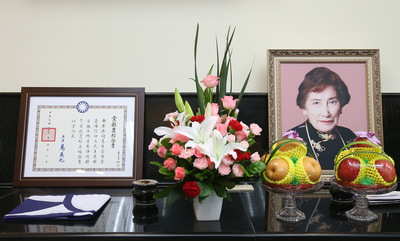 马英九以国民党主席身份给母亲颁党旗证书（图）
