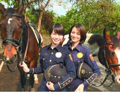 高雄美女骑警执勤笑脸迎人拉近警民距离（图）