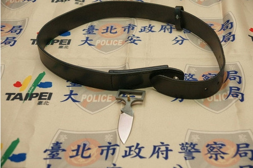 台北一男子深夜搭乘地铁炫耀皮带刀遭送法办（图）