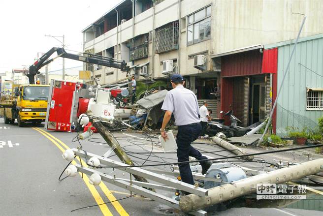 雲林縣消防隊斗六分一名隊員疑似宿醉駕駛雲梯車外出，翻覆在民宅前。（周麗蘭攝）