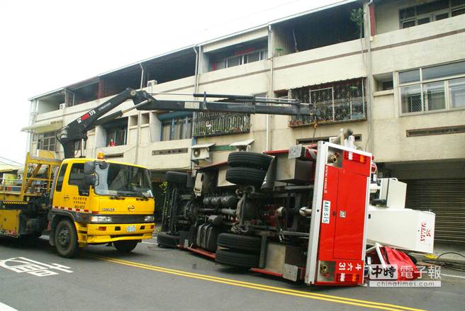 造價兩千五百萬元全新雲梯車就這麼摔倒路邊。（周麗蘭攝）