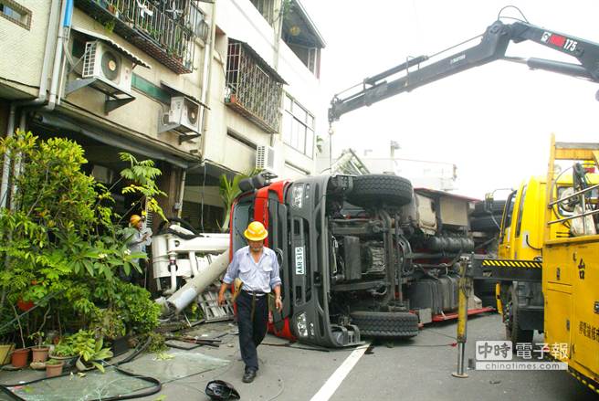 台電工程車立即出動搶修。（周麗蘭攝）