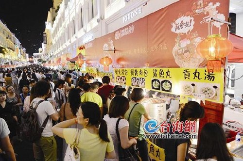 两岸特色庙会发布会海沧区领导“叫卖”台湾小吃