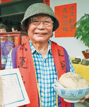 缅怀旧时光台老兵将“退伍馒头”珍藏50年（图）