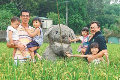 台“稻草熊”坐镇田间驱鸟萌态十足（图）