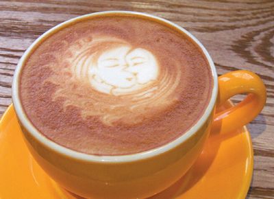 高雄咖啡师秀绝技“接吻拉花”送情侣