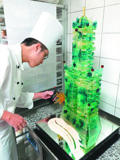 糖浆如画笔台湾主厨巧手拉糖造“大楼”（图）